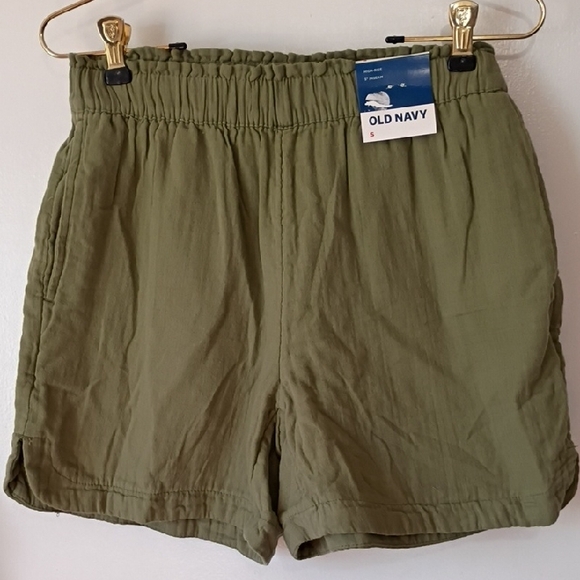 Old Navy Women's Cargo Shorts in Olive - Picture 3 of 8